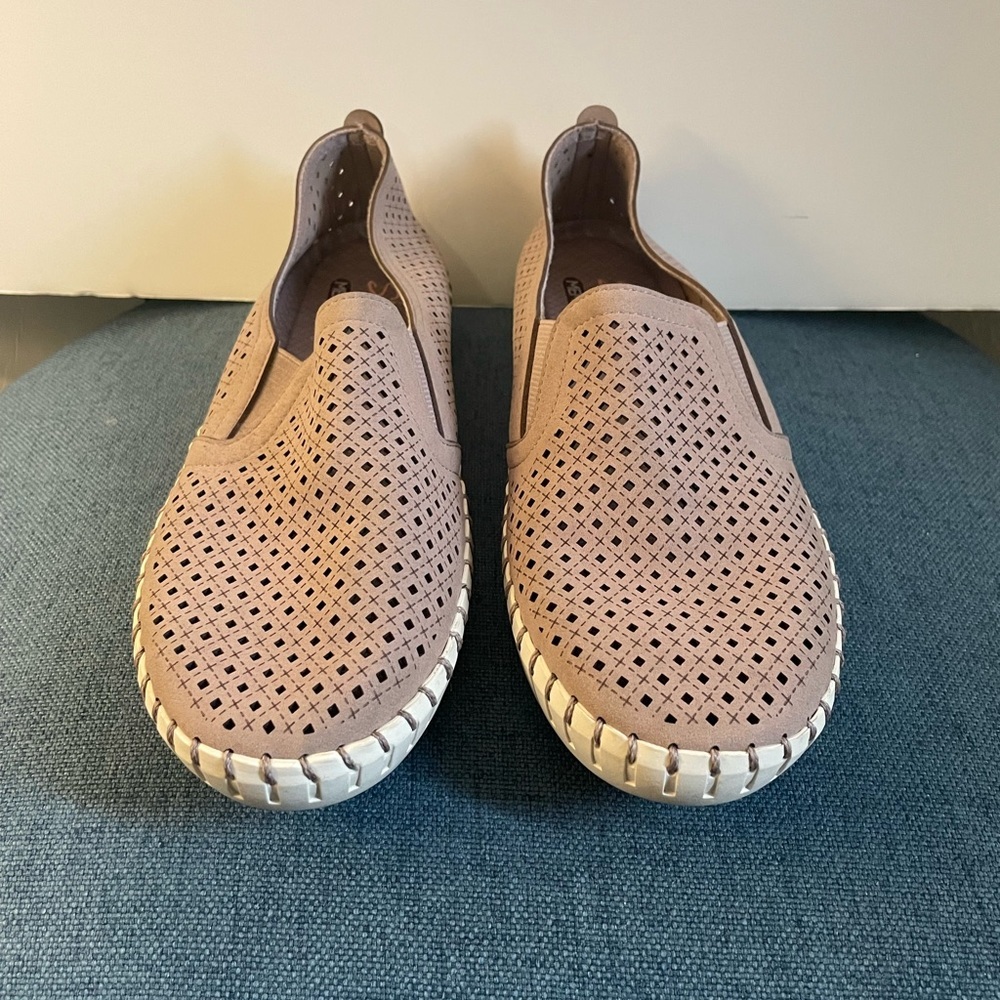 Sketchers Women’s Sepulveda Blvd- A La Mode Slip On in the color Lilac size 9.5 - Picture 11 of 11